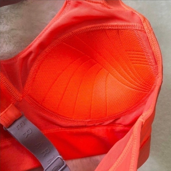 UNDER Armour Sports Bra. New With Tags Attached. - Picture 4 of 9